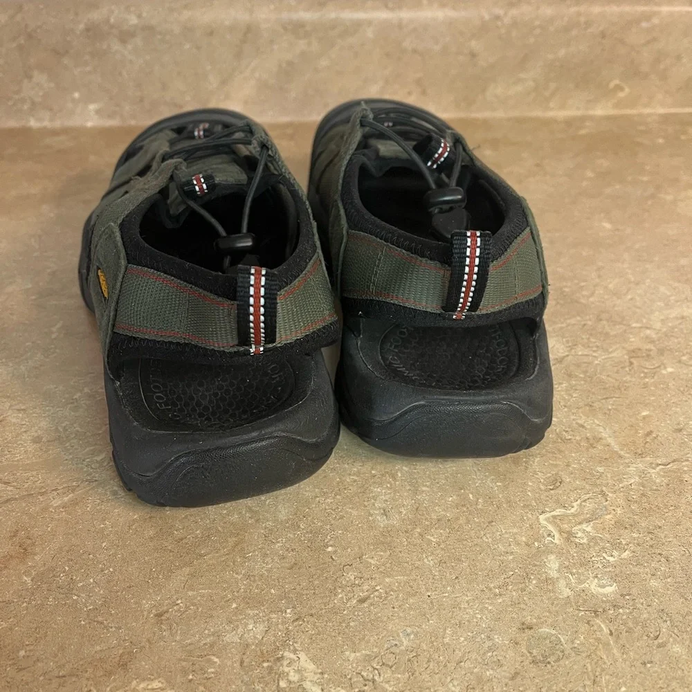 Keen Men's Closed-Toe Sport Sandals in Olive Green and Black
